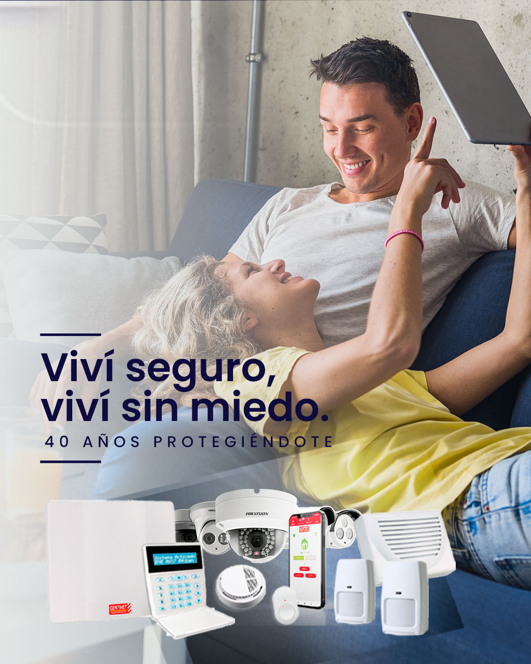 Pareja feliz con su sistema de alarma